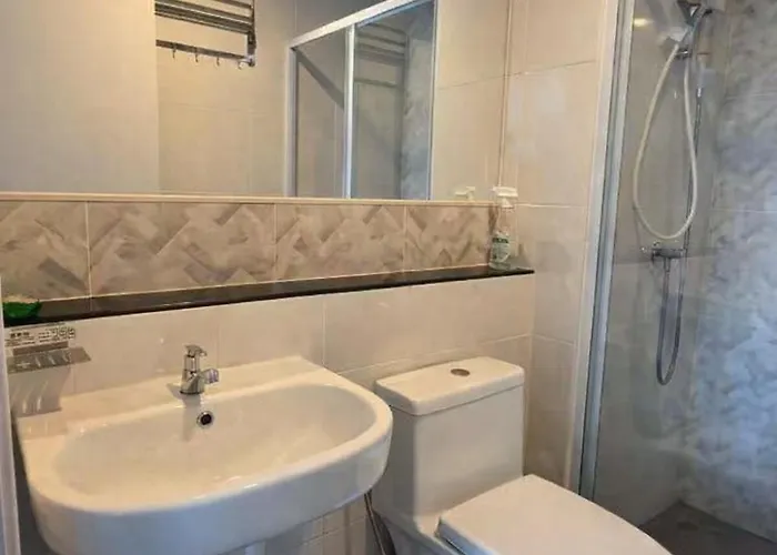 A3508 Monthly Skytrain Minutes Away Full Kitchen And Bath! Bangkok