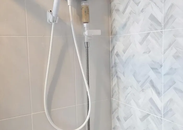 A3508 Monthly Skytrain Minutes Away Full Kitchen And Bath!