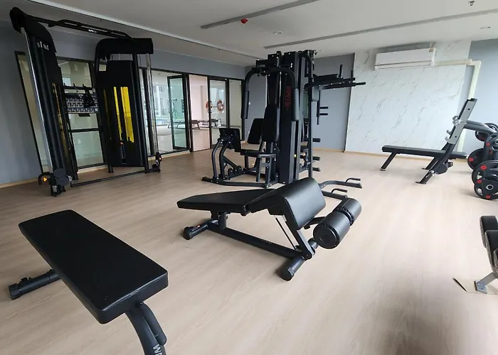 A3508 Monthly Skytrain Minutes Away Full Kitchen And Bath!